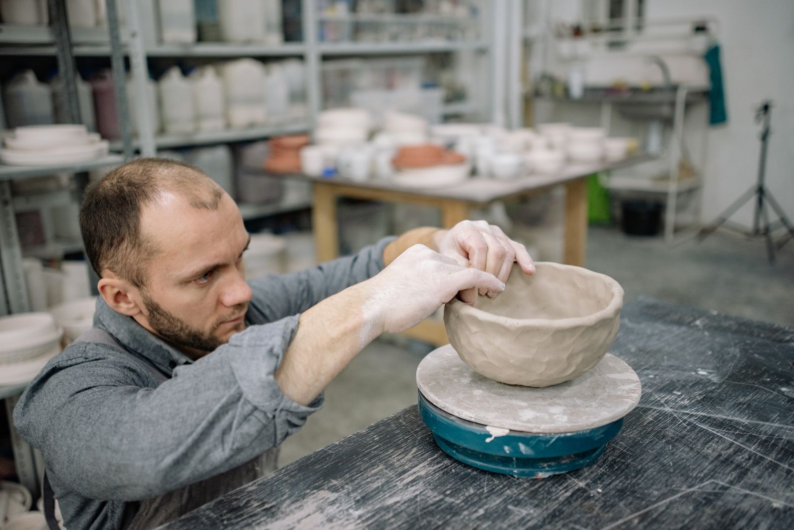 Un céramiste façonne un bol dans son atelier