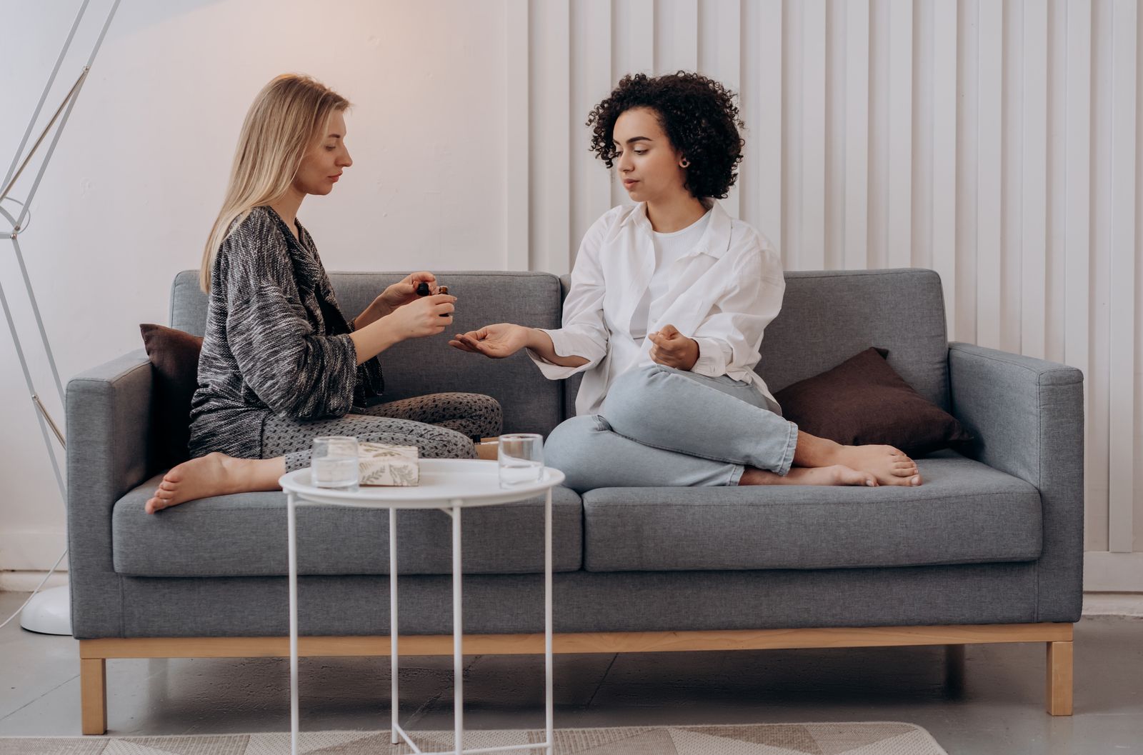 Deux amies découvrent des huiles et soins naturels dans un salon