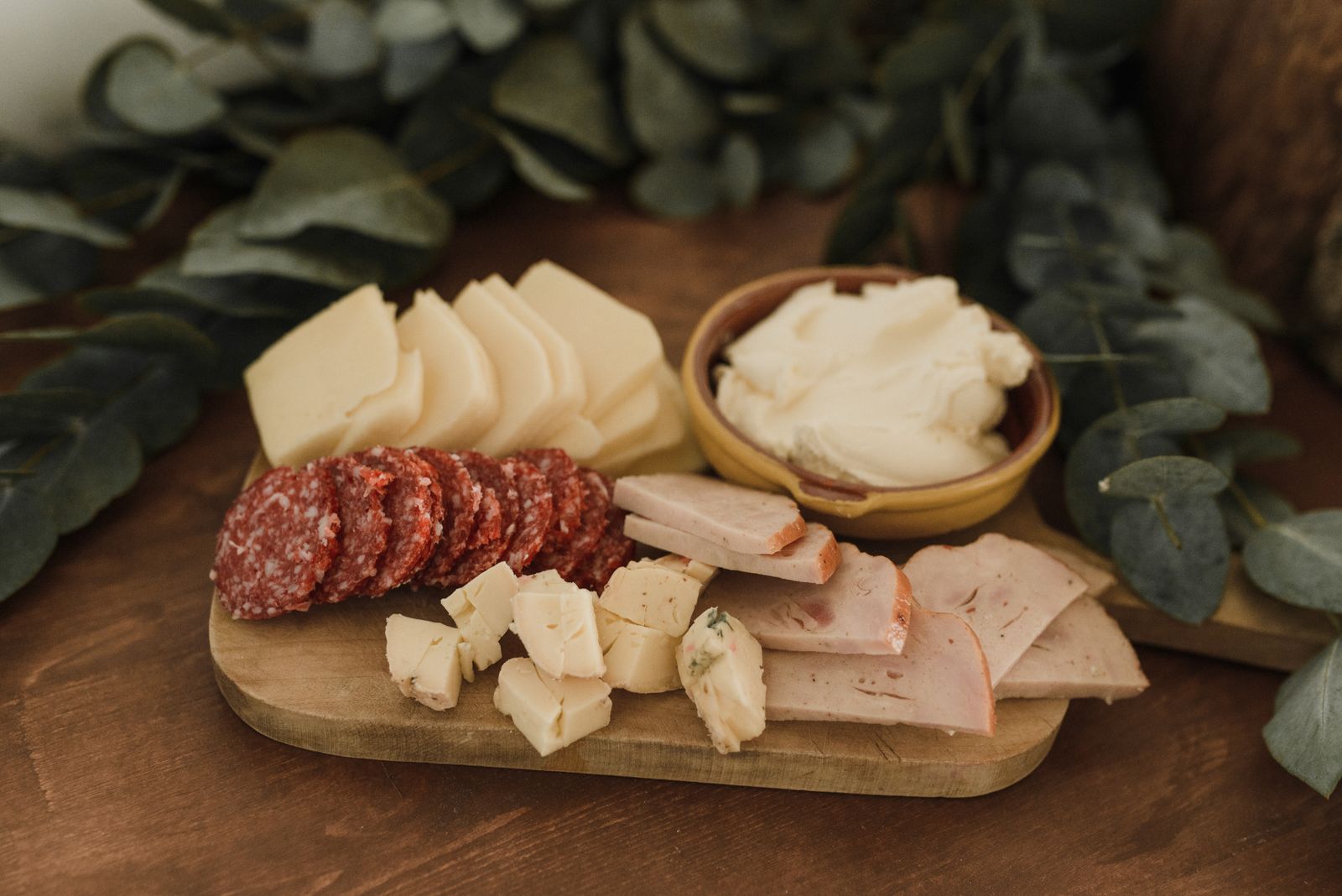 Planche de fromages et de charcuteries à partager